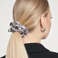 gumka do włosów Scrunchie jedwabna – srebrny łańcuszek